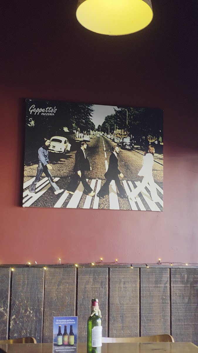 GEPPETTOS PIZZERIA & BISTRO Photo 2