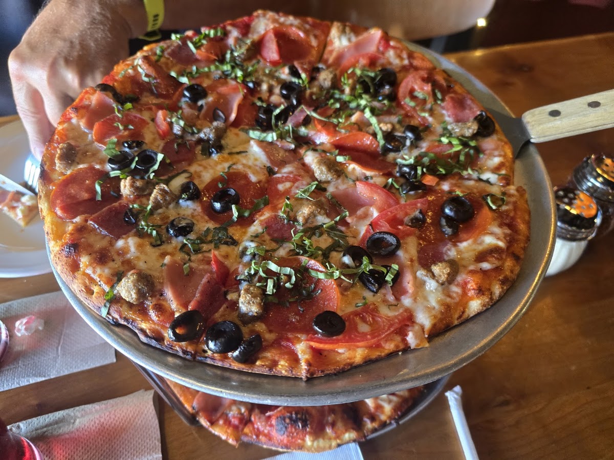 GEPPETTOS PIZZERIA & BISTRO Photo 4
