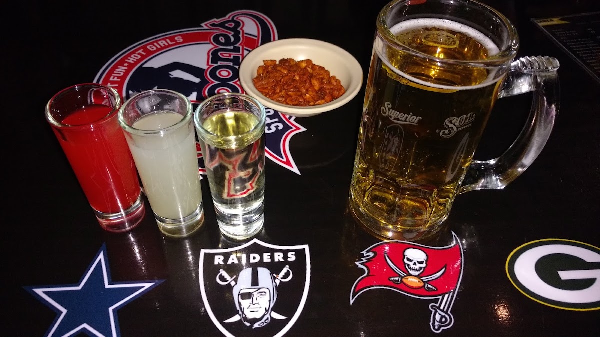 Meloones Sports Bar Photo 6