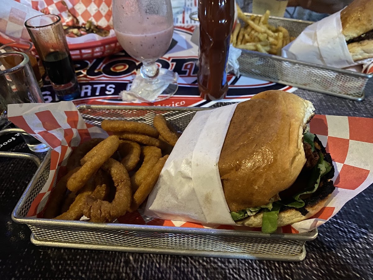 Meloones Sports Bar Photo 7