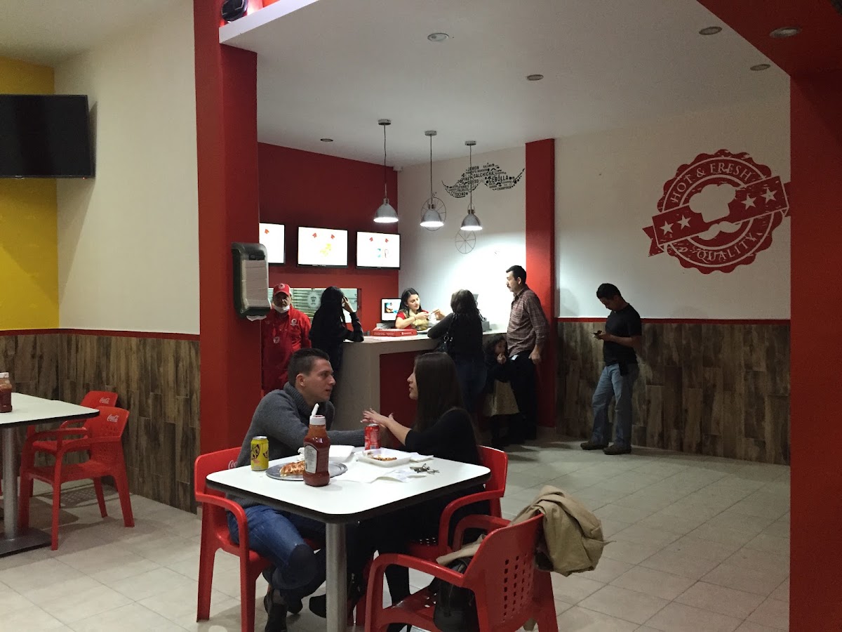 Mostachos Pizza Plaza Del Valle Photo 4