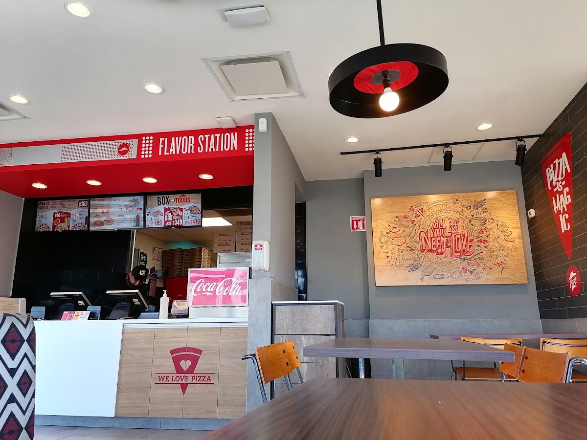 Pizza Hut Photo 4