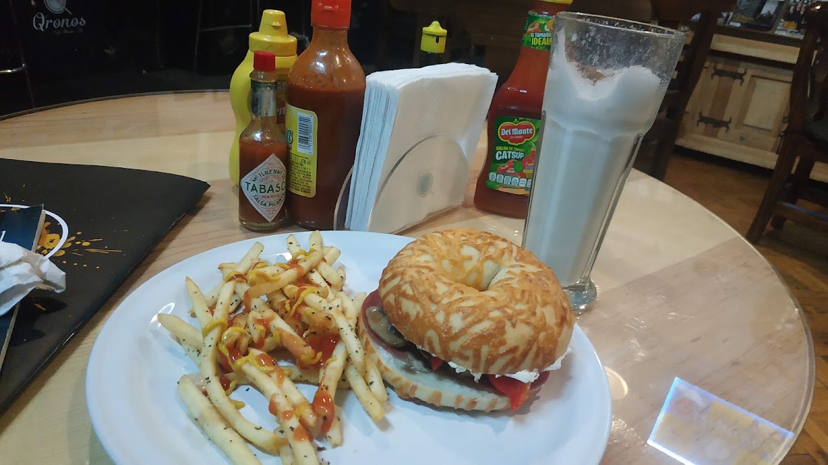 Qronos Café Photo 5