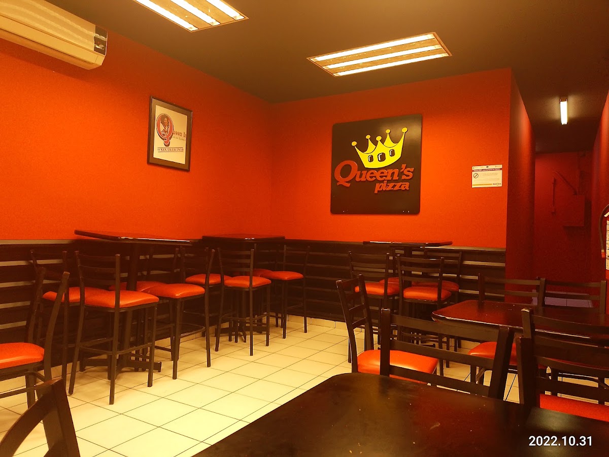Queen's Pizza Los Morales Photo 4