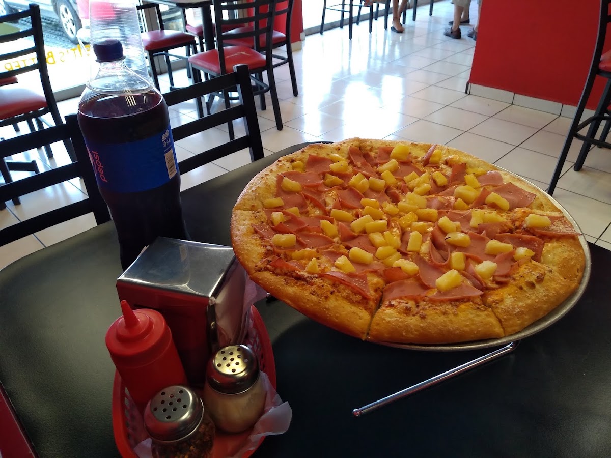 Queen's Pizza Los Morales Photo 5