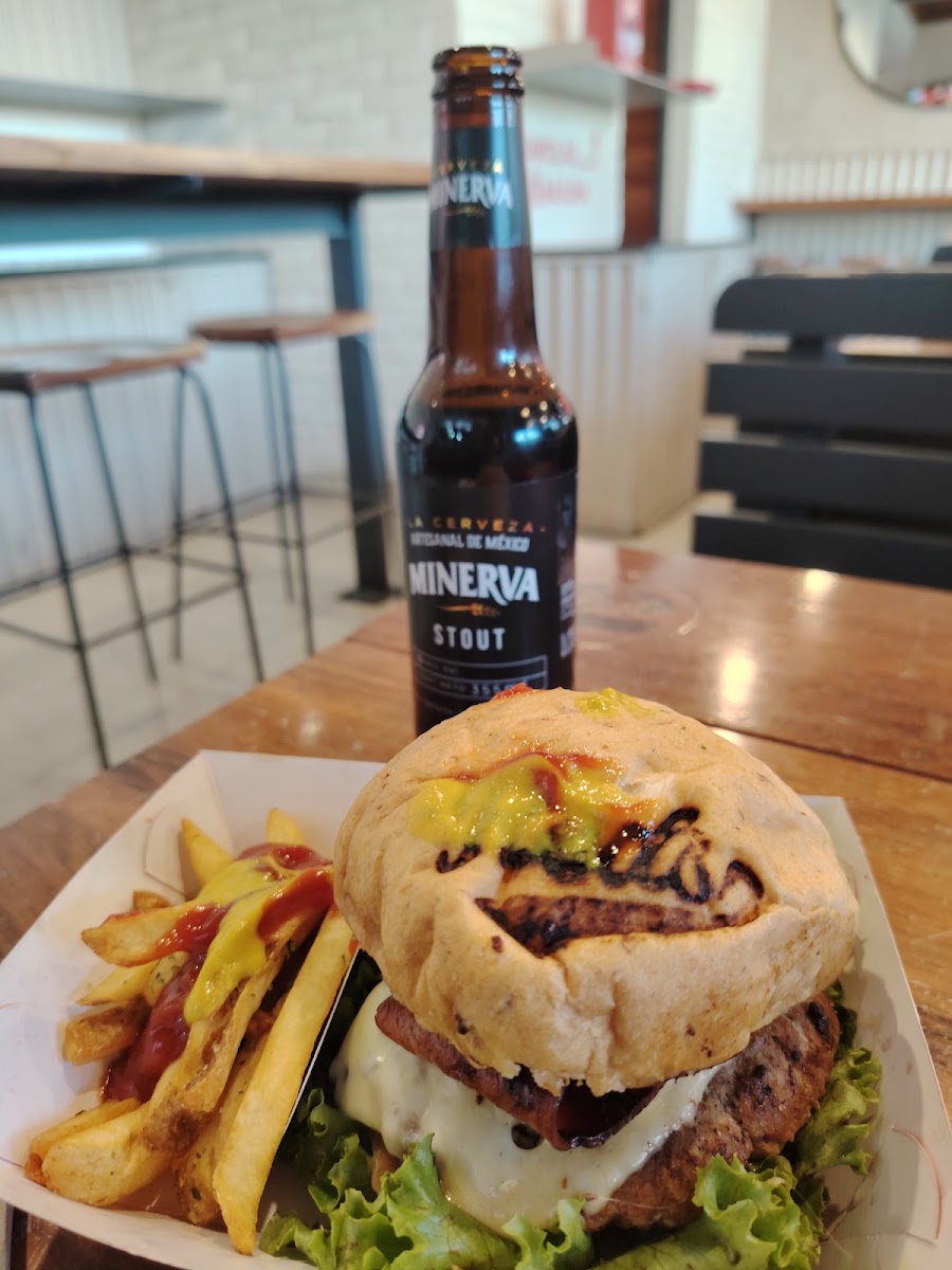 Red's Burger Shop Las Aguilas Photo 4