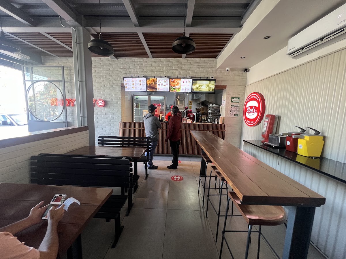 Red's Burger Shop Las Aguilas Photo 6